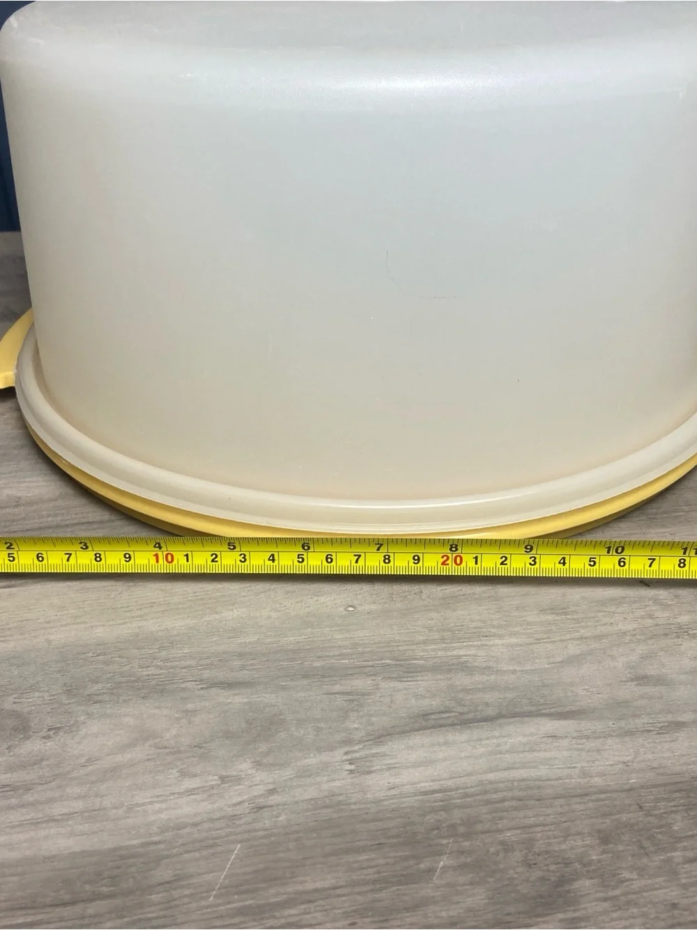 Vintage Tupperware round cake taker with a yellow Harvest Gold plate & sheer lid